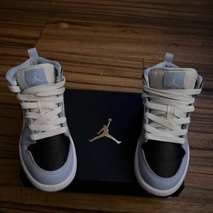 Boys Jordan 1’s. NC. Tar Heels blue.